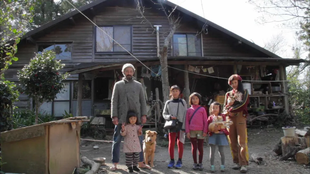【写真を見る】田舎の山奥で暮らす松岡俊介と家族