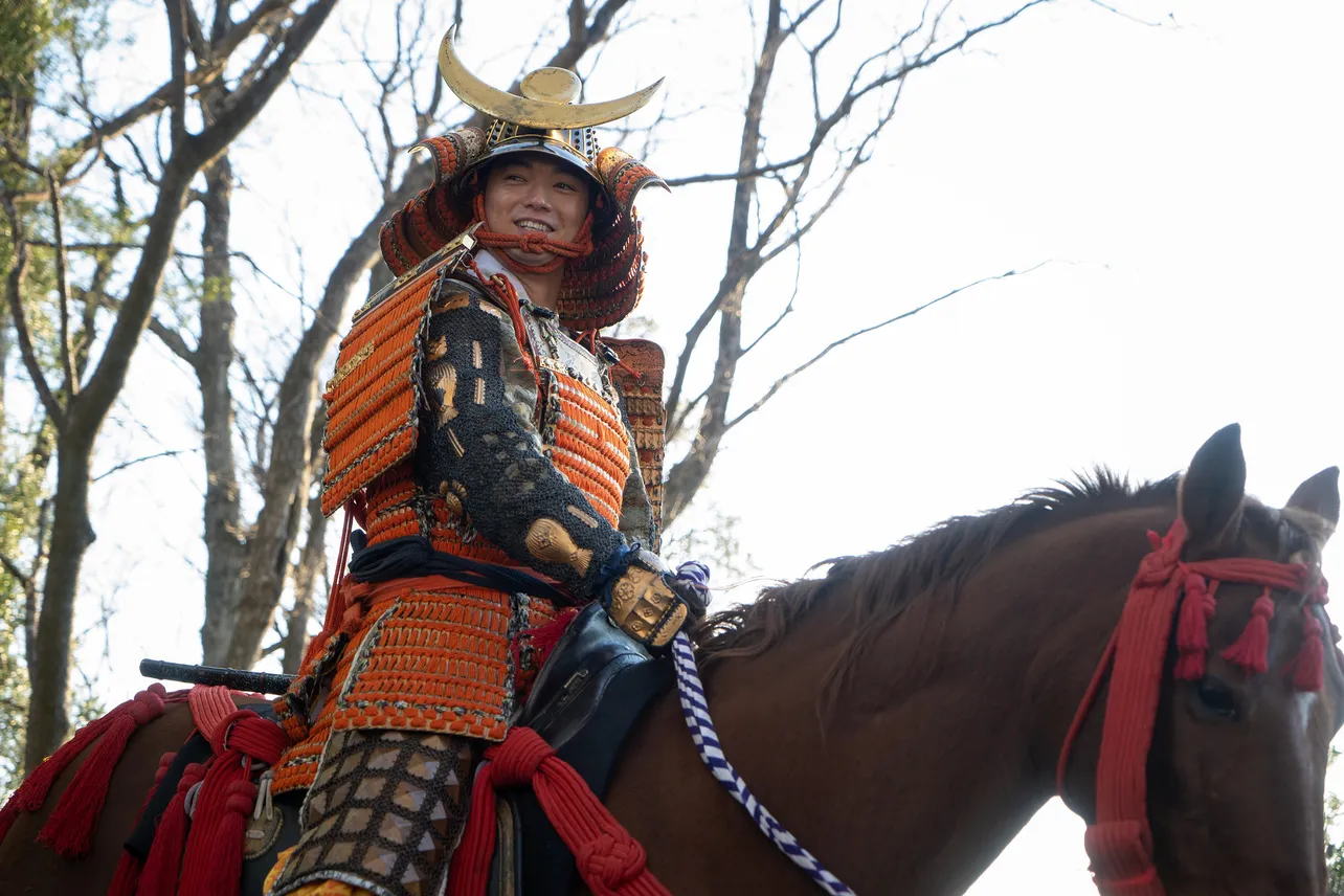 戦を終え、光秀(長谷川博己)と話す信長(染谷将太)