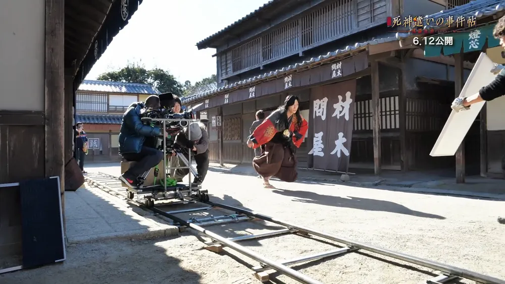 【写真を見る】京都映画村での撮影風景やアクションシーン、合成特撮シーンなど製作の裏側を公開！