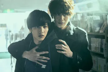 岡田将生が志尊淳の胸に手を当て“除霊”「さんかく窓の外側は夜」の場面写真が解禁