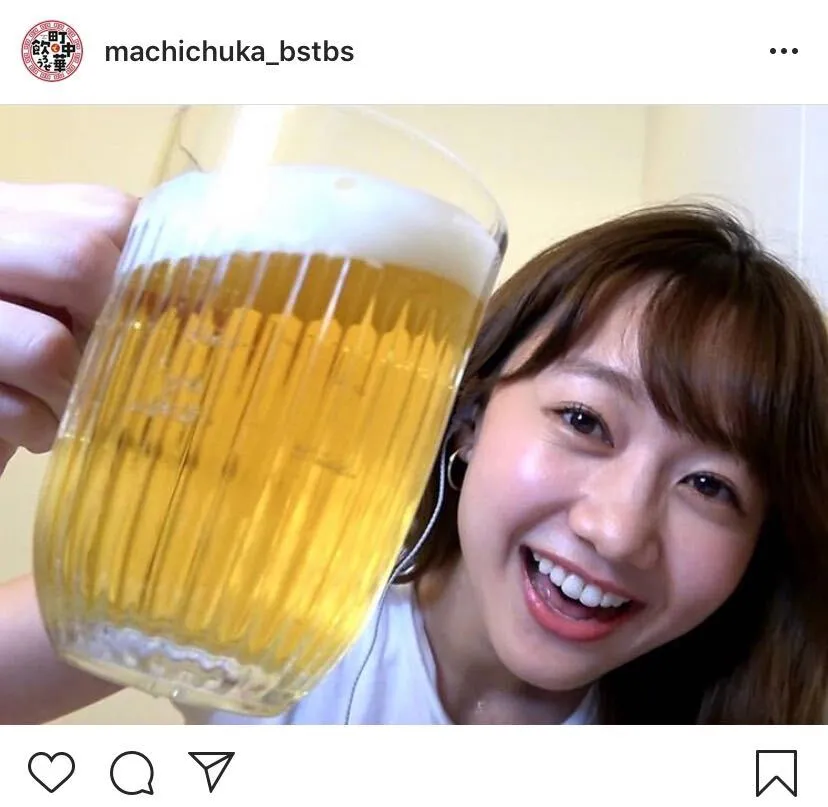 【写真を見る】高田秋、特大ジョッキで乾杯！自宅でのリラックスした飲み姿がかわいい