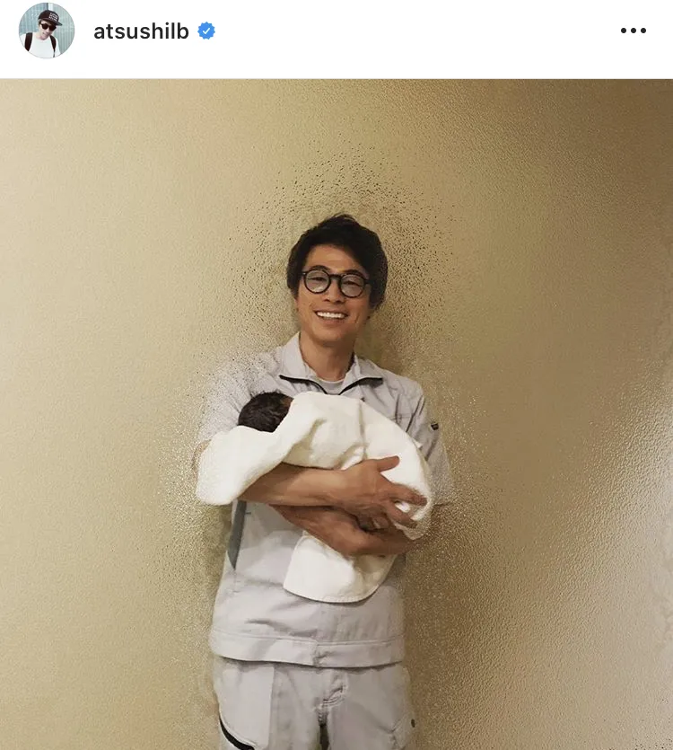 【写真を見る】生まれたばかりの第2子を抱いて笑顔を見せる田村淳