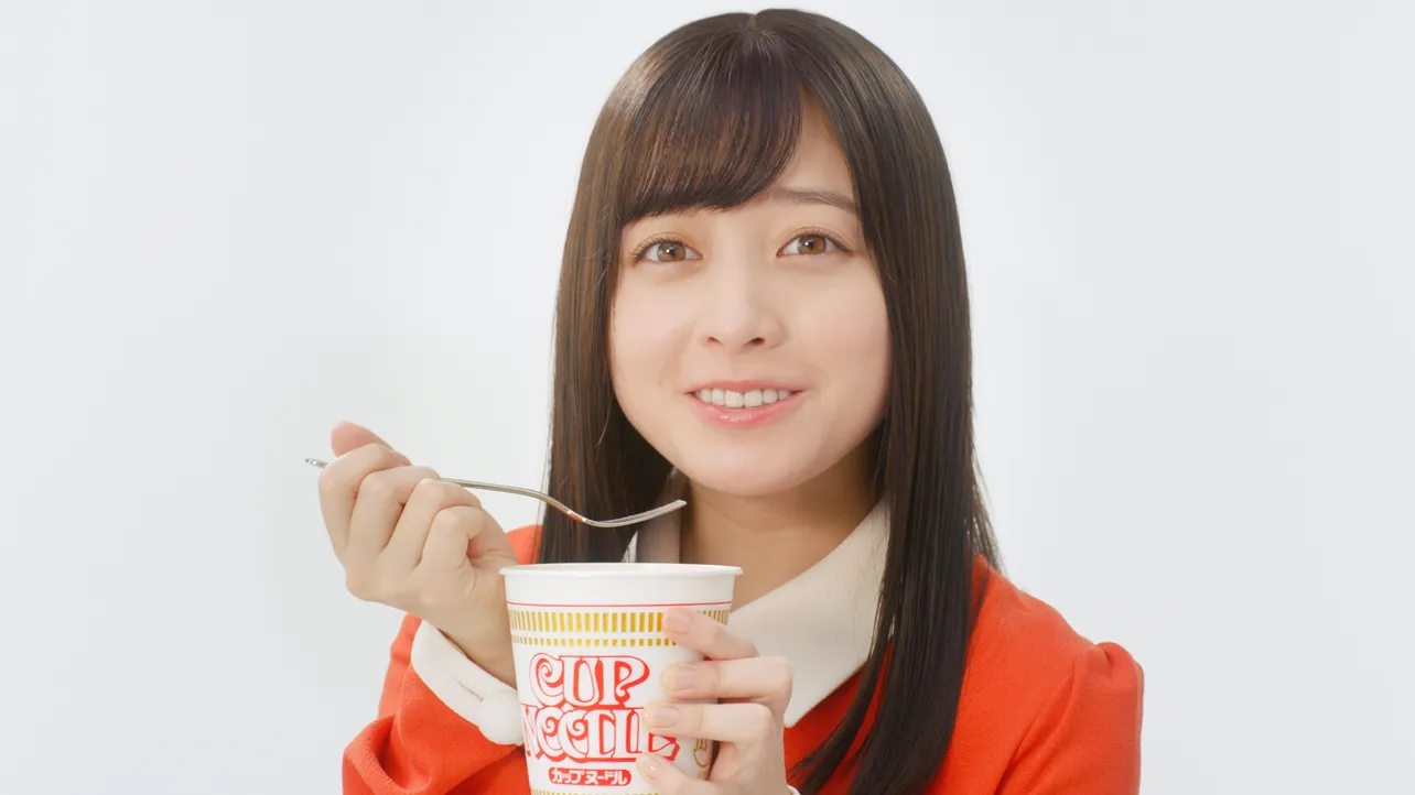 【写真を見る】「すっごいおいしい！」とカップヌードルを味わう橋本環奈