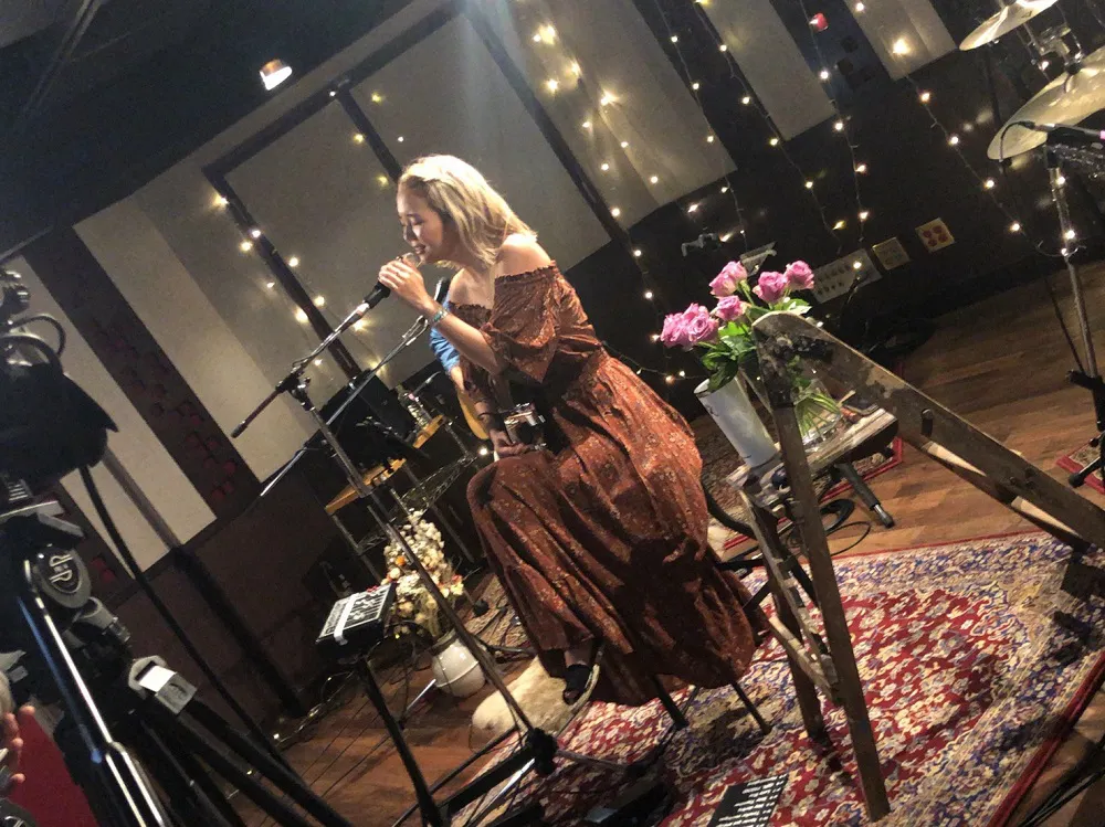 YouTubeライブ「BABY KIY Acoustic Live“BLUE MOON”Studio Session」を開催したBaby Kiy