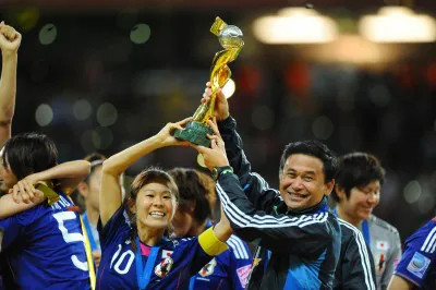 “なでしこJAPAN”をワールドカップ優勝に導いた佐々木則夫監督（写真右）。キャプテンの澤穂希（同左）は大会MVPと得点王に輝いた