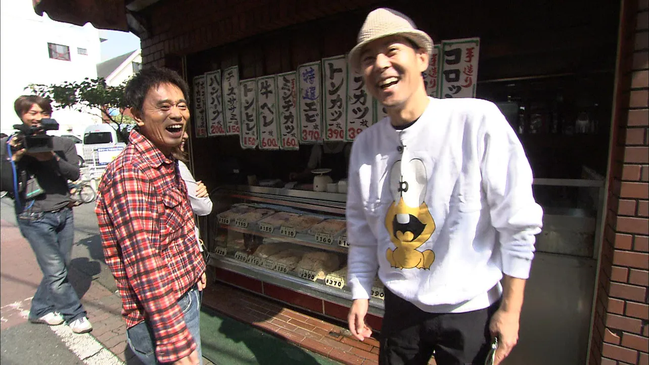【写真を見る】スタッフお薦めのコロッケが揚がるのを待つ浜田雅功と東野幸治(写真左から)