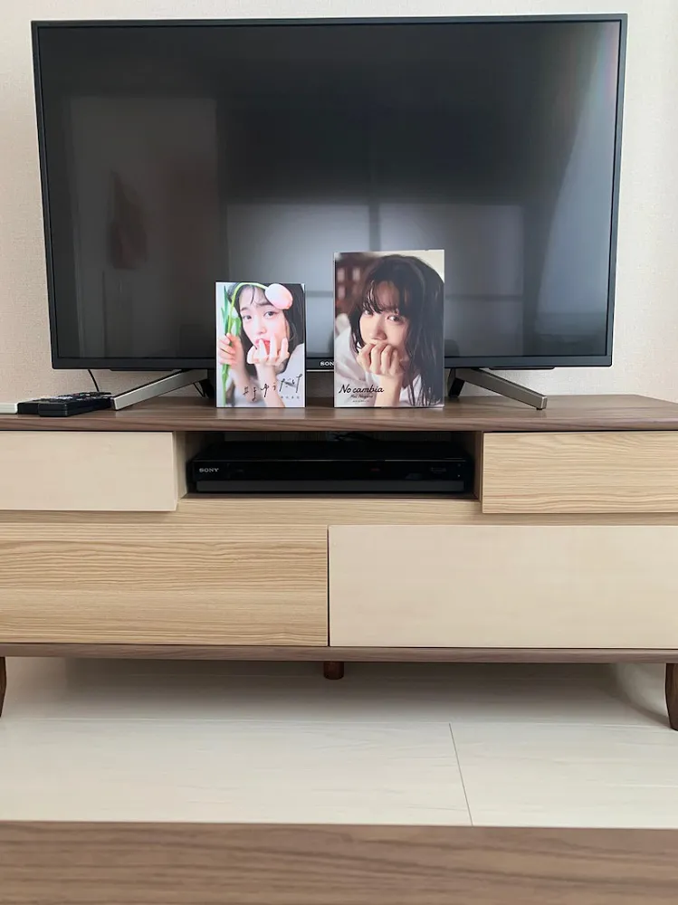 大友花恋が、永野芽郁の写真集と横田真悠のスタイルブックをテレビの前に並べてご飯を食べたことをブログで報告
