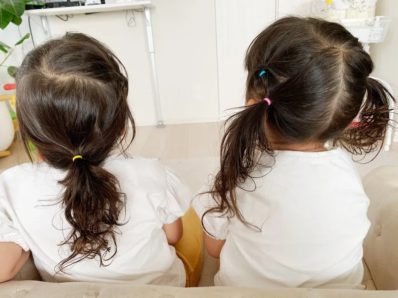 【写真を見る】石田明の妻は「今日から、保育園に通います!!」と双子の娘たちの後ろ姿を公開した