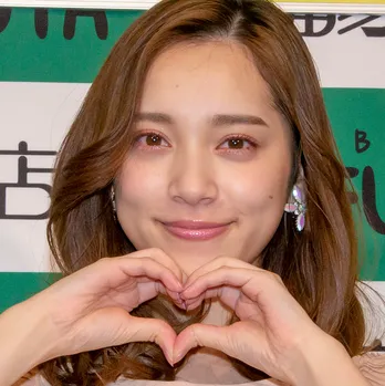 グラドル都丸紗也華の“仕掛け人ぶり”に反響「谷間が」