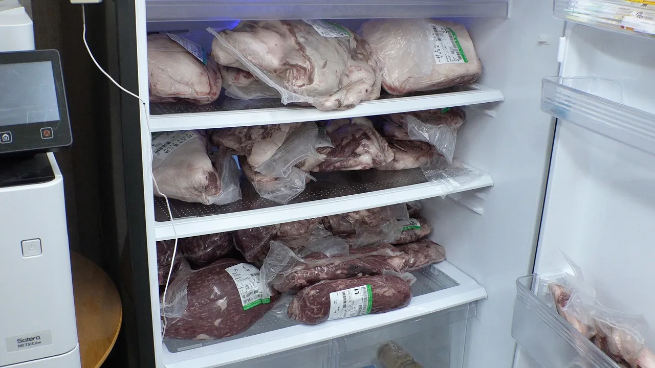 【写真を見る】塊肉がぎっしり！「お肉ジャパン」の冷蔵庫