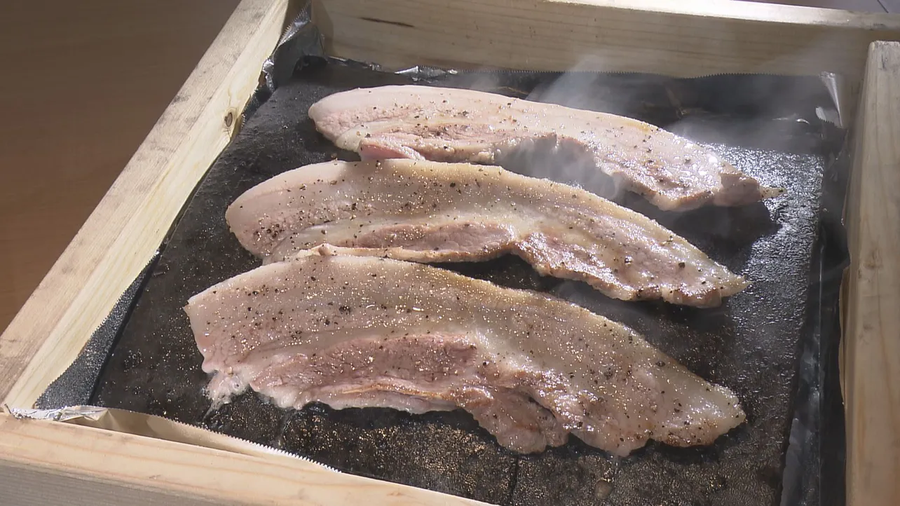 【写真を見る】新潟県産豚肉の瓦焼きも登場