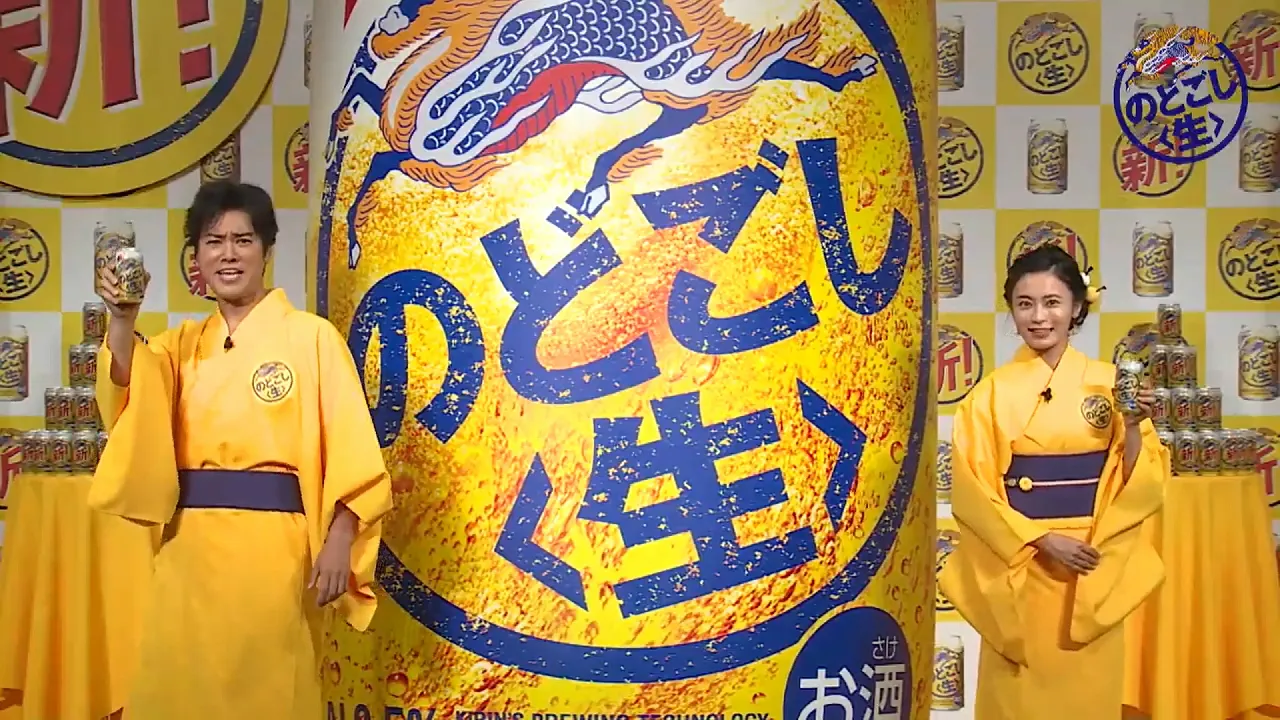「新しくなった のどごし＜生＞出発式！」に登場した桐谷健太、小島瑠璃子(写真左から)