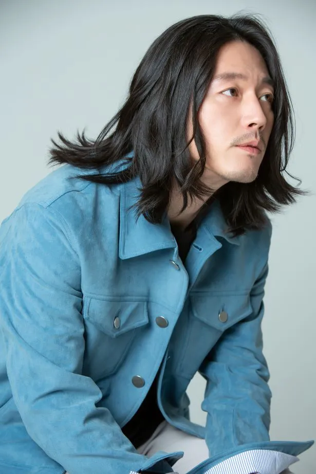 【写真を見る】長髪姿がかっこいい韓国の人気俳優チャン・ヒョク
