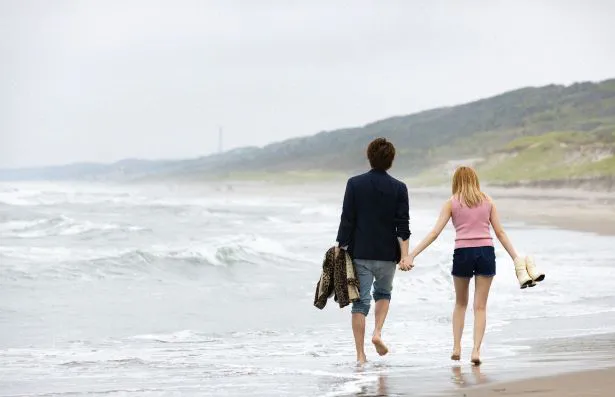 【写真を見る】浜辺を歩くマサ(三浦翔平)とアユ(安斉かれん)の“エモい”2SHOT