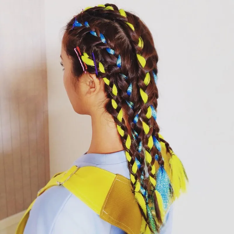 【写真を見る】“カラフルな編み込みヘアー”姿を公開した高橋メアリージュン