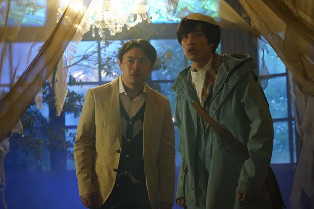 「探偵・由利麟太郎」第2話に出演した尾上寛之と志尊淳(写真左から)