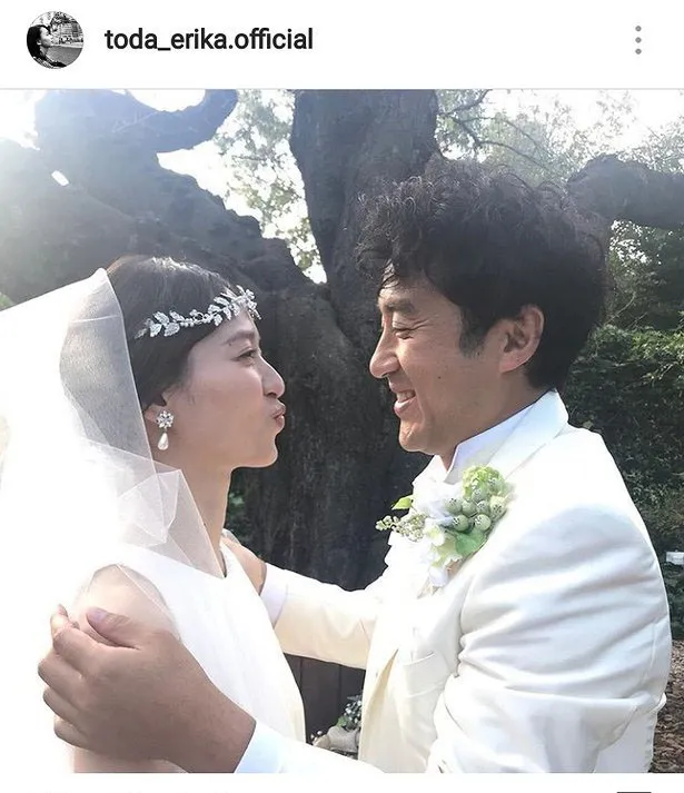 尚(戸田)と真司(ムロ)の幸せそうな結婚式シーンオフショット