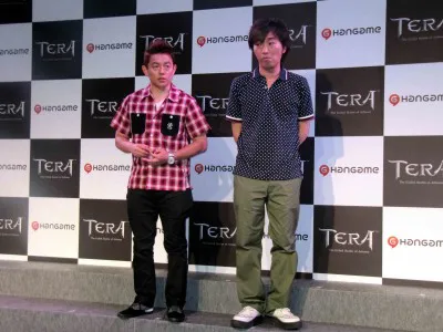 イベントに登場したスピードワゴンの井戸田潤、小沢一敬（写真左から）
