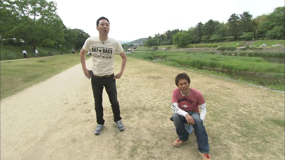 衣装のTシャツが届き、その場で着替えた東野(写真左)