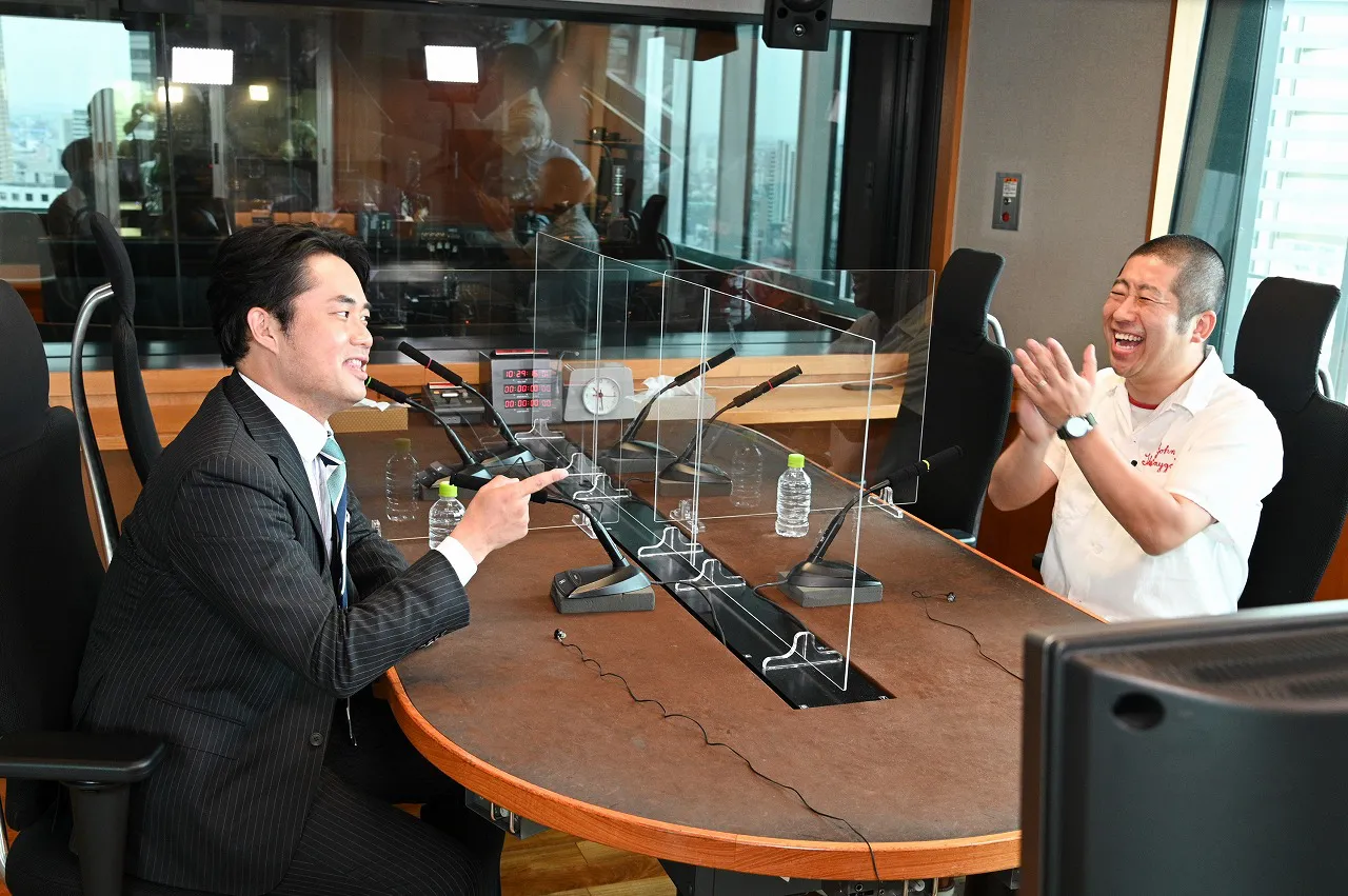 【写真を見る】杉村太蔵(左)のトークを、心からうれしそうに聞く澤部佑(右)