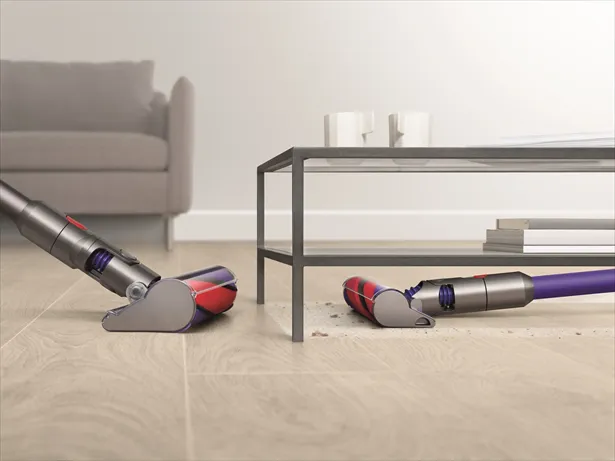 右が小型軽量化した新製品「Dyson Digital Slim(TM)コードレスクリーナー」