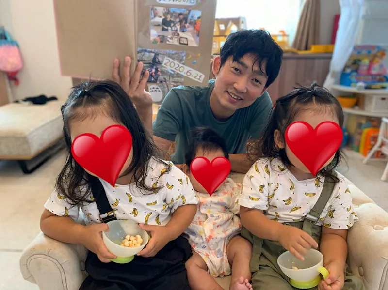 【写真を見る】「急に始まった父の日」と娘たちとの4ショットを公開した石田明