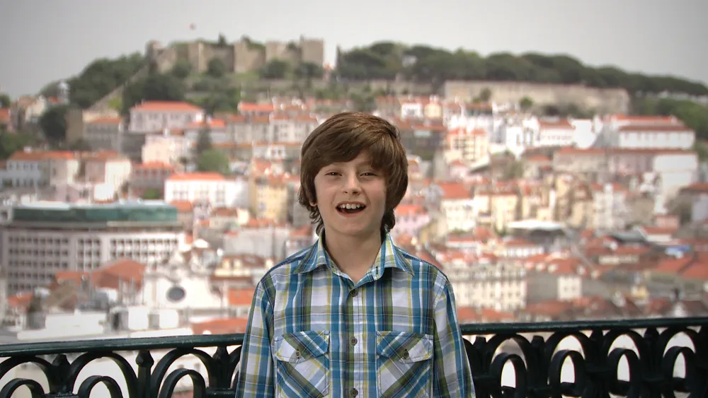  2011年放送のミゲル・ゲレイロ少年による「消臭力」のCM。撮影地のリスボンは1755年に大津波に襲われており、復興した街並みを映すのもメッセージだった