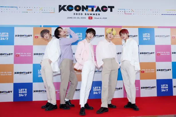 「KCON:TACT 2020 SUMMER」のレッドカーペットでポーズをきめるTOMORROW X TOGETHER