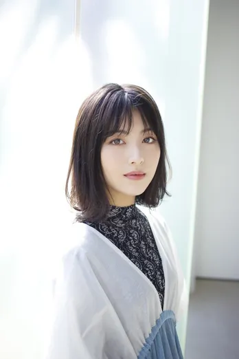 浜辺美波の妖艶な大人メークに、ファンドキッ！「大人…うつくし」「色気増しすぎです」「胸に目が…」