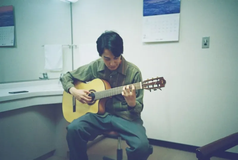 【写真を見る】中村蒼がギター練習中のオフショットを公開！