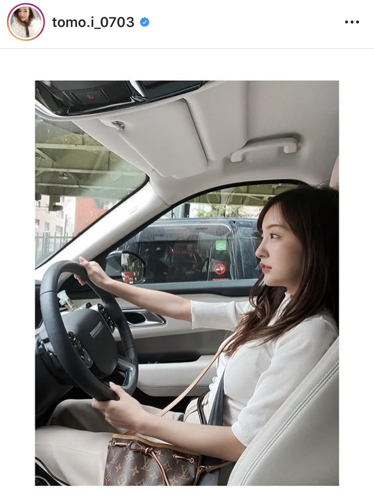 【写真を見る】板野友美の貴重な運転中SHOT(ほか、“色気たっぷり”キャミソール姿など10枚)