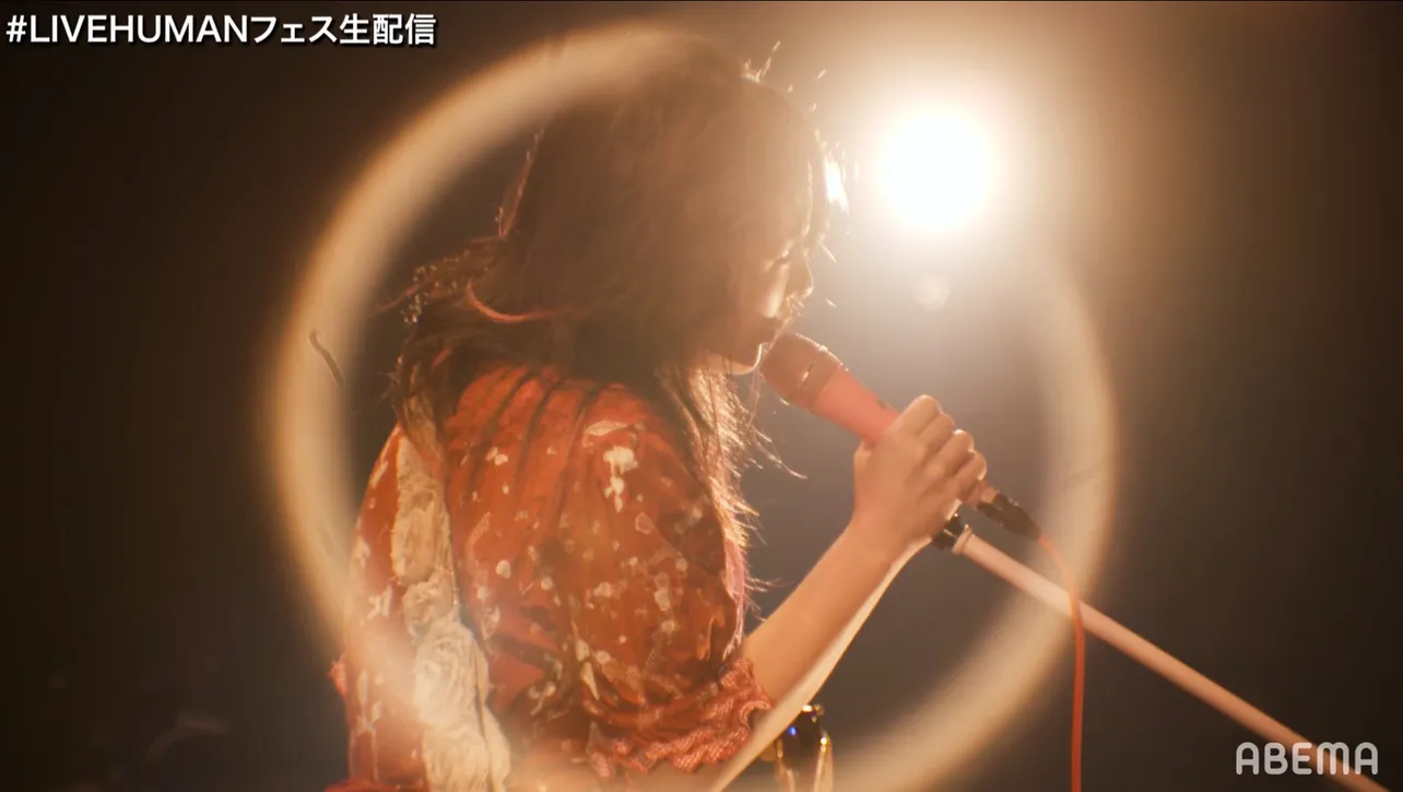 【写真を見る】大森靖子のライブは「私と濃厚接触してください」という口上からスタート