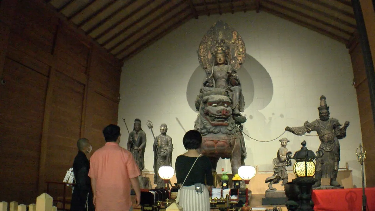 迫力ある国宝の仏像群を見るチャンカワイと松島史奈