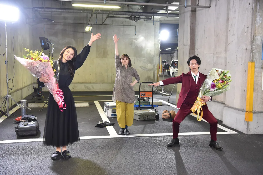 【写真を見る】最後のシーンを終えた中村倫也と小池栄子のもとに、小芝風花がサプライズ登場！