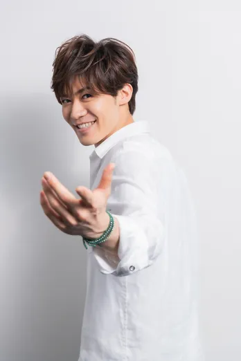 “プリンス”新浜レオン、デビュー2年目の“勝負曲”をリリース「大切に歌っていきたいです」<Interview>