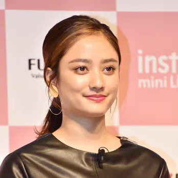 谷まりあ、私服での“腹チラSHOT”に大反響「なんでも着こなすね」「セクシー番長」