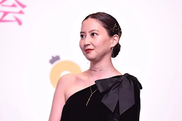 【写真を見る】尾上右近が高校時代にゾッコンだったという河北麻友子