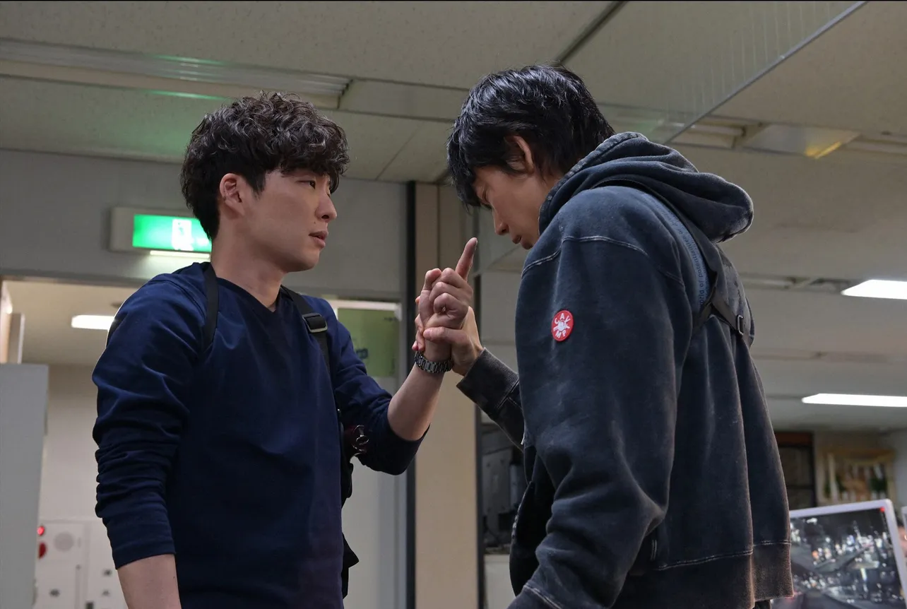新ドラマ「MIU」でW主演を務める綾野剛(右)と星野源(左)