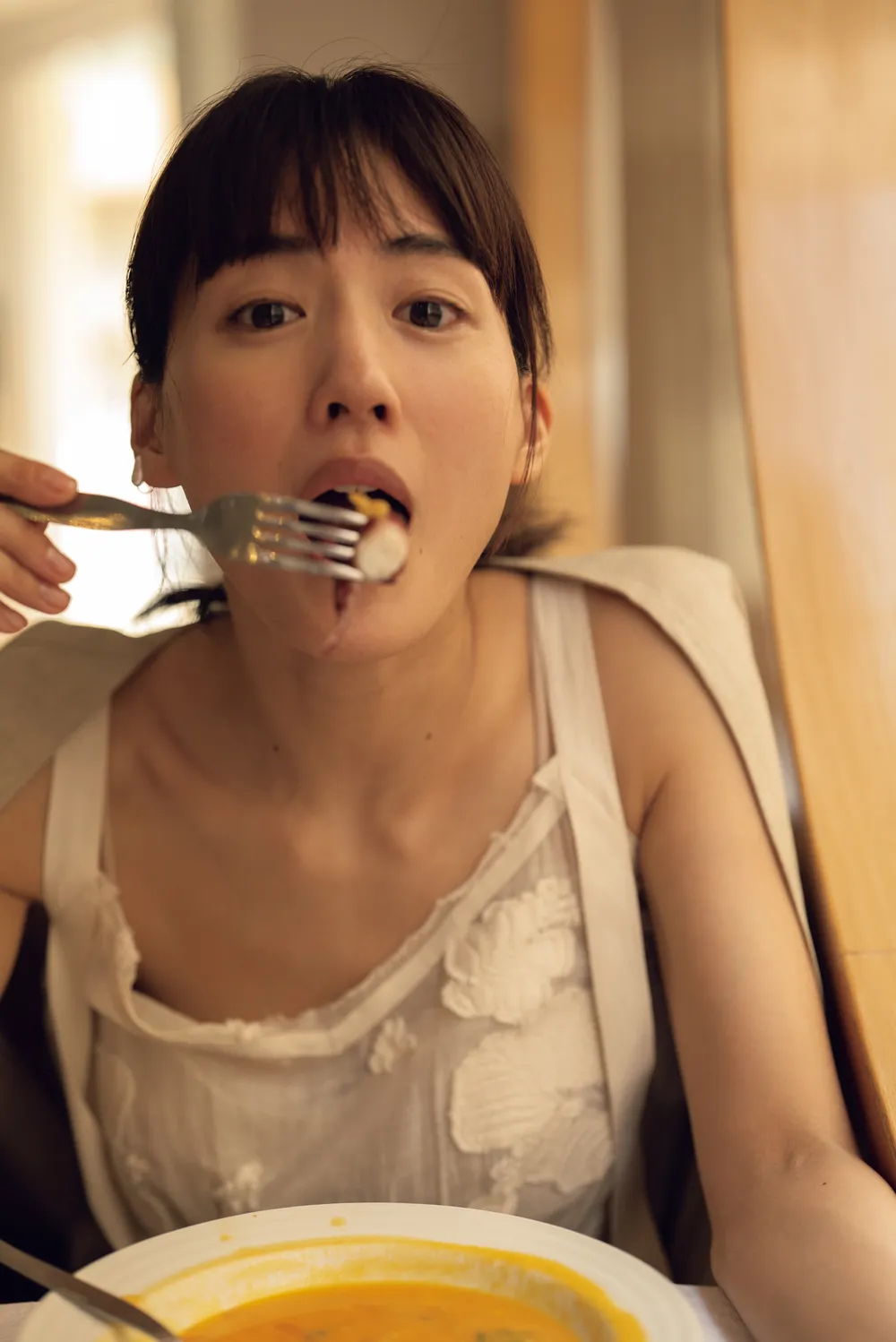 【写真を見る】綾瀬はるかは「食べる」姿も美しい