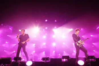 吉川晃司の歌と布袋寅泰のギターに10万人が熱狂! “COMPLEX”が東京ドーム2days