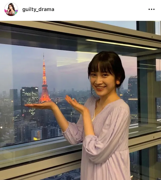 【写真を見る】中村ゆりか、東京タワーを手に乗せて嬉しそう♪ドラマとは違う表情を見せる