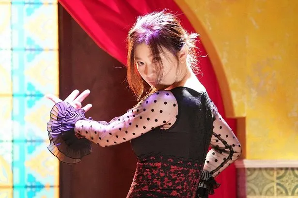 【写真を見る】春子(篠原涼子)は、フラメンコを踊りだすと普段と一変！妖艶な魅力が…!!