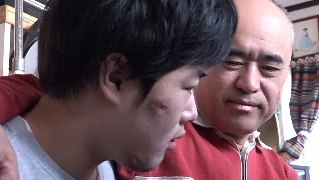 【写真を見る】強度行動障害のある和田智泰さんと、父親の進さん