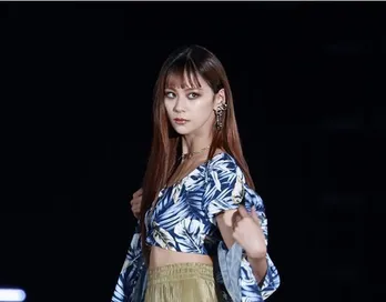 西内まりや、ショートヘア姿の寝転びSHOTに反響「美しすぎる」