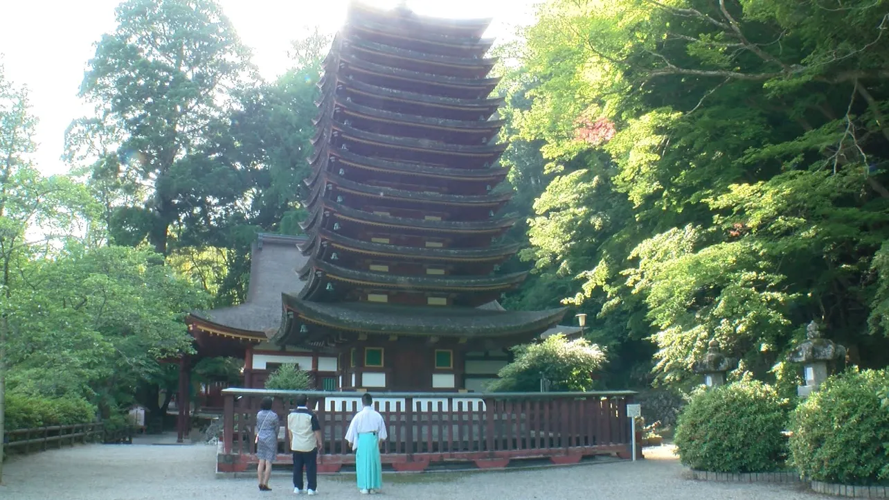 談山神社の十三重塔を見学する