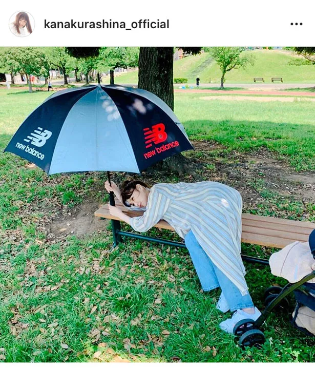 【写真を見る】大きな日よけ傘をさしてベンチにてろんと寝そべった姿も可愛い倉科カナ