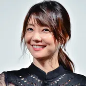 倉科カナ、可愛すぎる“寝そべり”SHOTに「青空と緑とカナさんのコラボ美しいです!」ファン絶賛