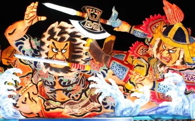 武者絵の描かれた人型の山車灯籠などが夜の町を彩る青森の｢ねぶた祭｣