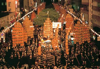 約250本の竿燈（かんとう）が通りを埋め尽くす秋田の｢竿燈まつり」