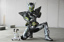 aiboが「仮面ライダーゼロワン」と史上初のコラボ! 現実でも連動する特別な“ふるまい”も